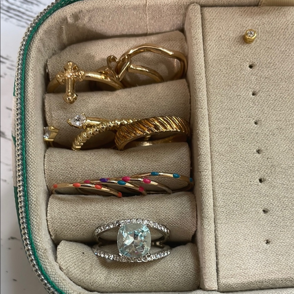 Set of 11 gold rings